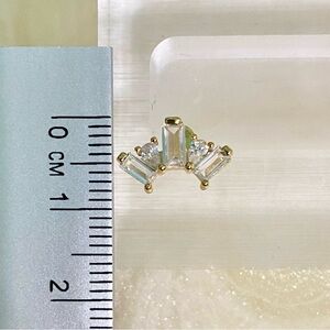 Elegant Gold and zircon Stud Earring